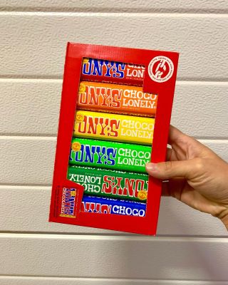 Nevíte jakou čokoládu byste si dali? 🥰 Máme pro vás řešení a to tuto skvělou sadu s šesti druhy čokolád Tony’s Chocolonely...